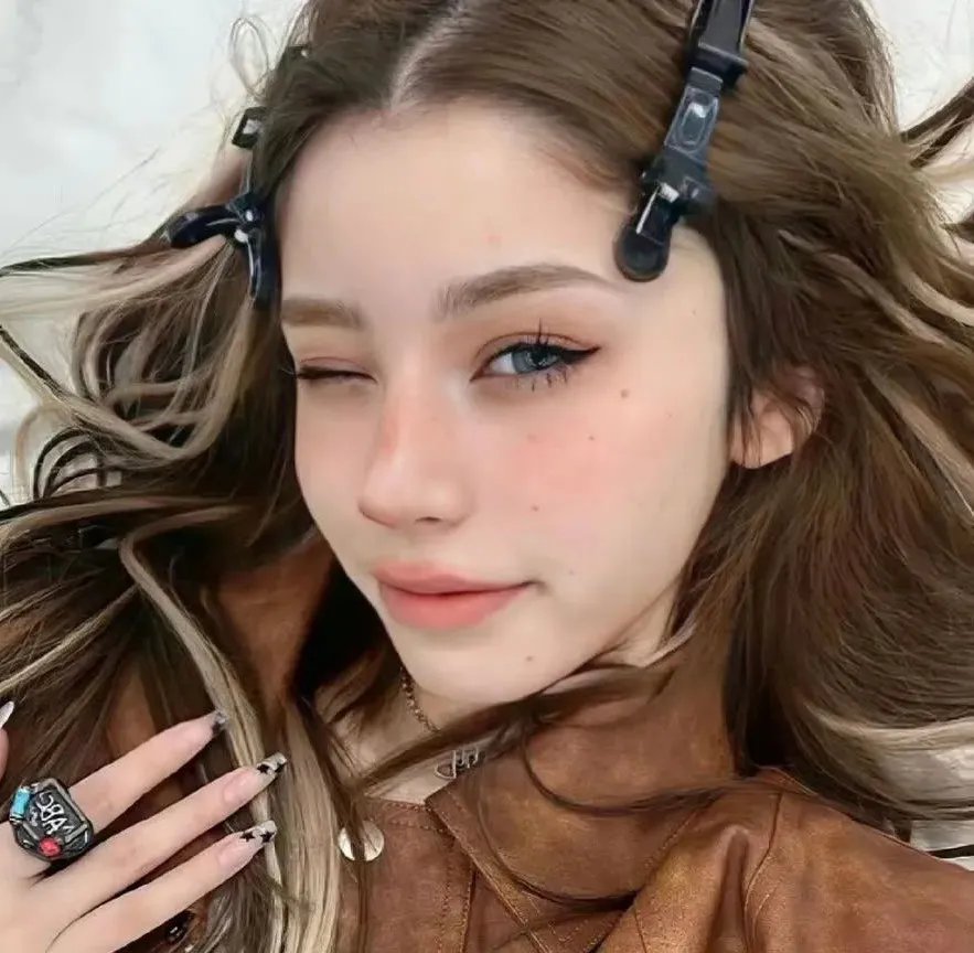 隔窗恋爱：咫尺相望